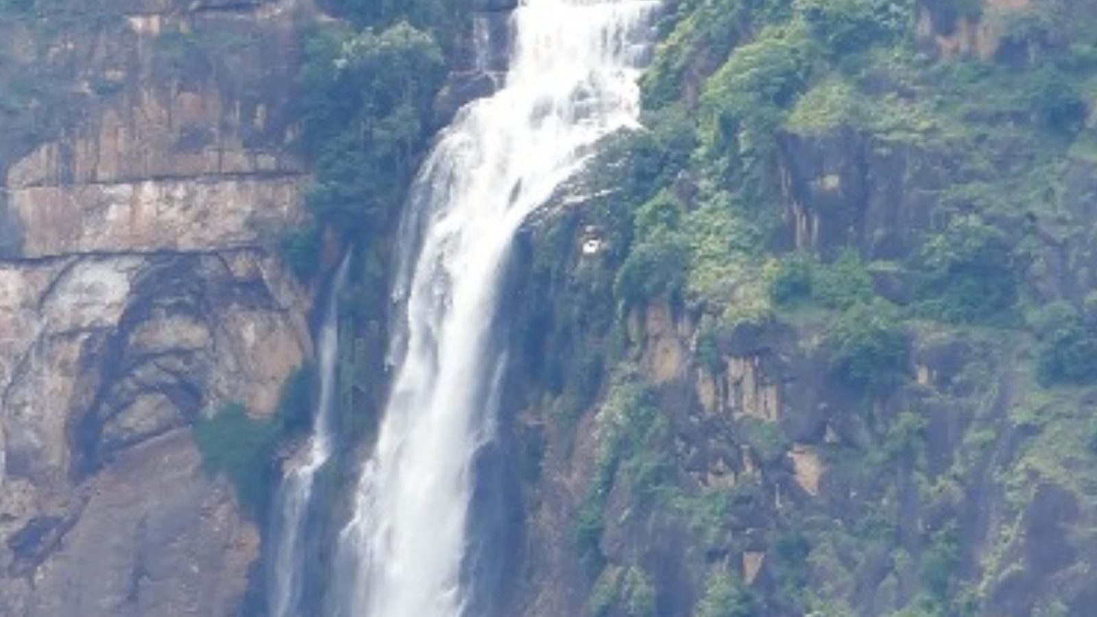 கொடைக்கானல் தலையாறு அருவியில் ஆர்ப்பரித்து கொட்டும் நீர்.. செல்பி எடுத்து மகிழும் சுற்றுலா பயணிகள்!