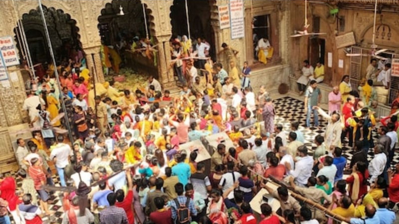 நாக்கை அறுத்து அம்மனுக்கு பலி காணிக்கையாக கொடுத்த பக்தர்..! - உ.பி.யில் நடந்த அதிர்ச்சி சம்பவம்