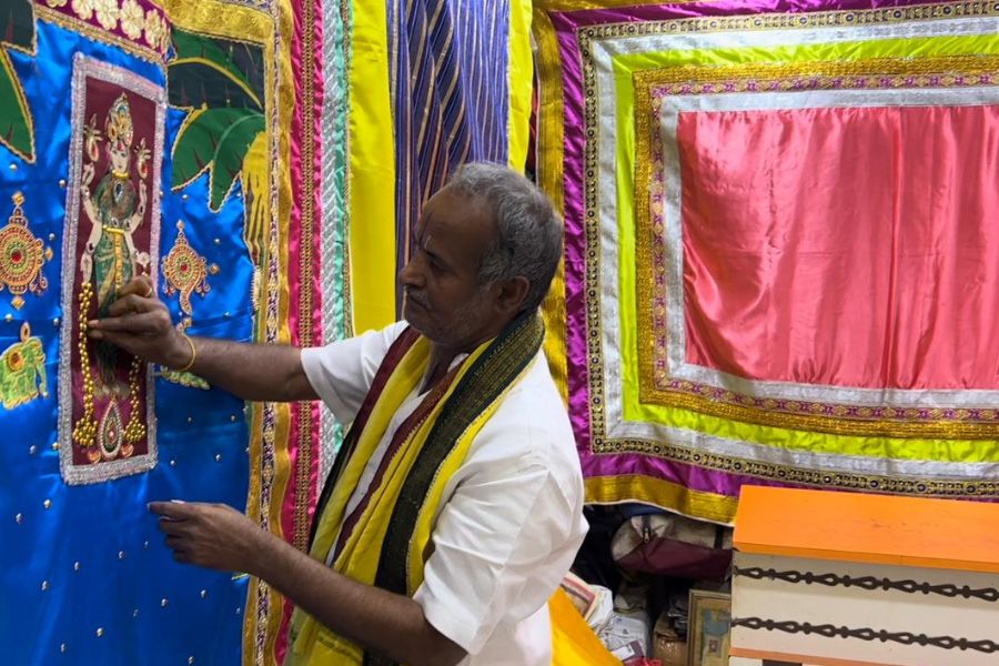  அப்போதிருந்து, மணி கடந்த 24 ஆண்டுகளாக பாரடாலா (திரை திரைகள்) மணியாக பிரபலமடைந்தார் .  வெங்கடேஸ்வரா சுவாமிக்கு மட்டும் இல்லாமல்  ஸ்ரீ காளஹஸ்தியில் உள்ள ஸ்ரீ காளஹஸ்தீஸ்வர ஸ்வாமிக்கும், காணிப்பாக்கத்தில் உள்ள ஸ்ரீ வரசித்தி விநாயக ஸ்வாமிக்கும், ஸ்ரீசைலத்தில் உள்ள ஸ்ரீ பிரமராம்பா மல்லிகார்ஜுன ஸ்வாமிக்கும் பரதால மணி பட்டுத் திரைகளை வழங்குகிறார்.