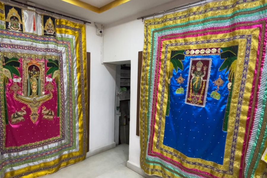  பின்னர் வராக ஸ்வாமி கோயிலில் மூலஸ்தானத்தை தரிசனம் செய்வோம் செவ்வாய்கிழமை நடைபெறும் கோயில் ஆழ்வார் திருமஞ்சனத்தன்று சுவாமிக்கு பட்டுத்திரை மற்றும் குறளாக்களை வழங்குகிறோம். ஸ்வாமிக்கு திரைச்சீலை போடுவது ஸ்ரீ வெங்கடேஸ்வர ஸ்வாமியின் தெய்வீக ஆசீர்வாதமே தவிர வேறொன்றுமில்லை என்று நான் உணர்கிறேன், ”என்று பரதலா மணி கூறுகிறார். 