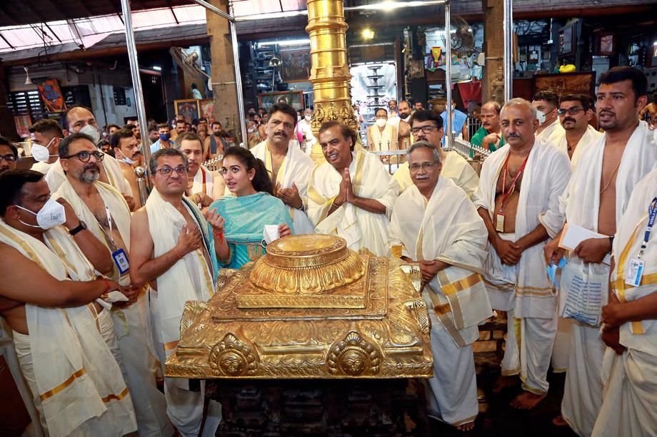  ரிலையன்ஸ் இண்டஸ்ட்ரீஸ் தலைவர் முகேஷ் அம்பானி  செப்டம்பர் 17கேரளாவில் உள்ள குருவாயூர் ஸ்ரீ கிருஷ்ணர் கோவிலுக்கு சென்று கடவுளை வழிபட்டார். மேலும் கோவிலுக்கு 1.51 கோடியைக் காணிக்கையாகச் செலுத்தியுள்ளார்.
