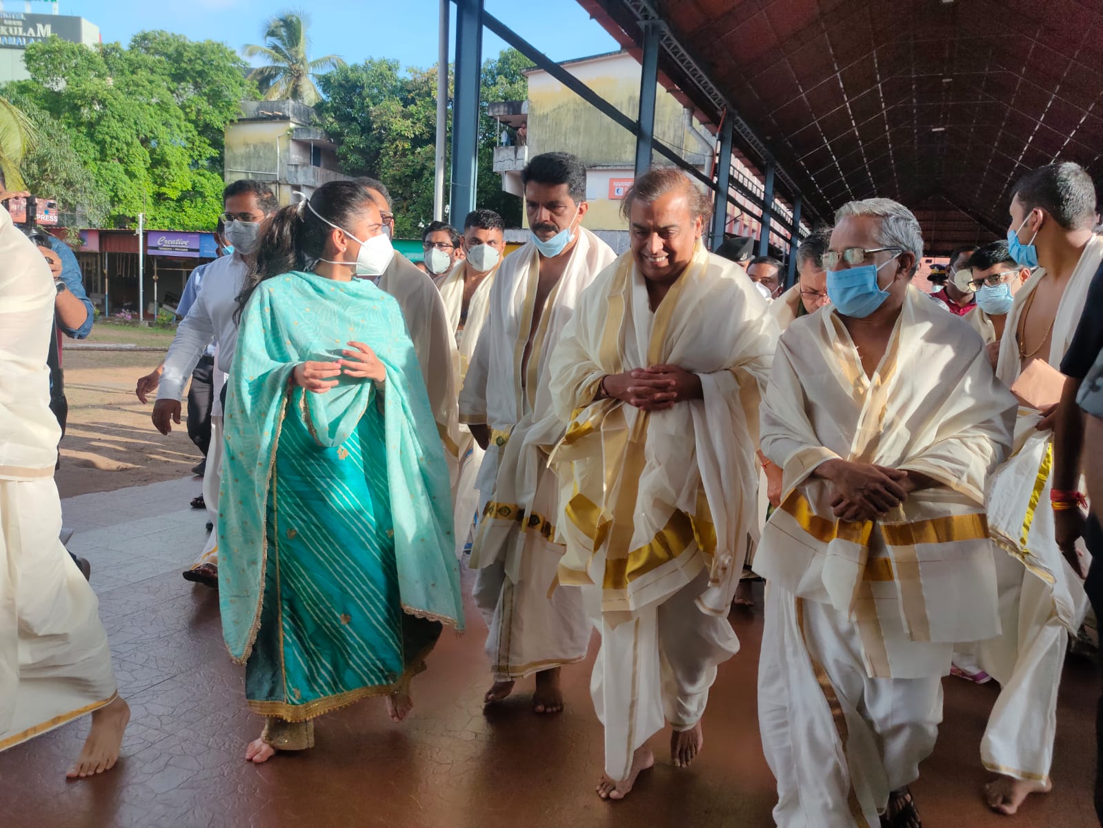  ரிலையன்ஸ் இண்டஸ்ட்ரீஸ் தலைவர் முகேஷ் அம்பானி மற்றும் அவரின் குடும்பத்தினரை, குருவாயூர் தேவதானம் தலைவர் பேராசிரியர் பி.கே.விஜயன் வரவேற்று அழைத்துச் சென்றார். மேலும் திரு. முகேஷ் அம்பானிக்கு ஒரு சுவரோவியத்தை அர்ப்பணித்தார்.