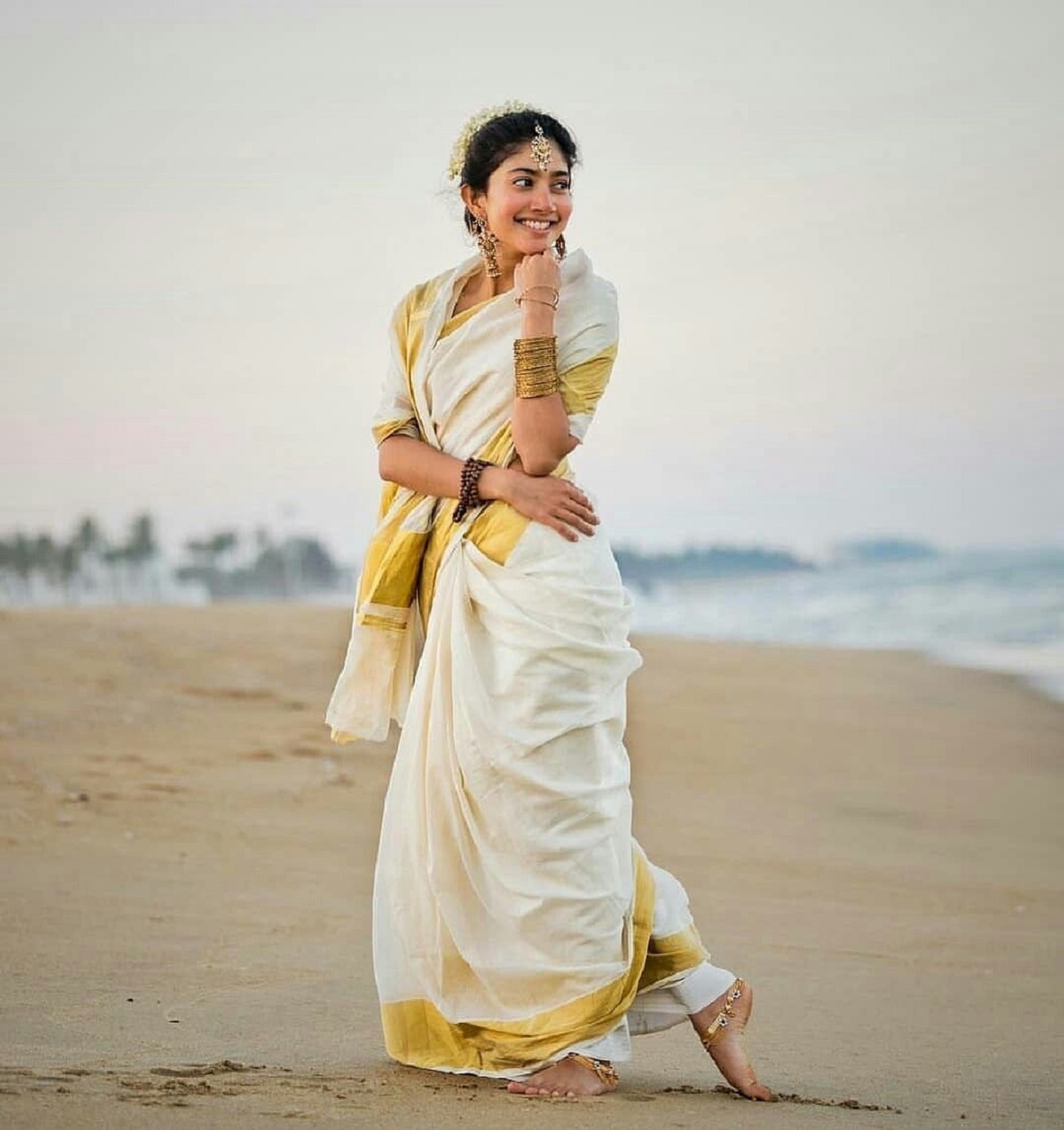  அகலமான பார்டர்கள் கொண்ட கசவு புடவைகள்: கசவு சேலைகளில், அதன் பார்டர் மெலிதாக தான் பெரும்பாலும் இருக்கும். தங்க நிறத்தில், அரக்கு, பச்சை ஆகிய நிறங்களில் தான் பார்டர்கள் இருக்கும். ஆனால் எப்பொழுதுமே அதே போல சேலை அணிந்தால் அலுப்பாக இருக்காதா? ஒரு மாற்றாக இந்த ஓணத்திற்கு அகலமான பார்டர்கள் கொண்ட ஜரிகை வேலைகள் நிறைந்த கசவு சேலையை அணிந்து பாருங்கள். வழக்கமாக மெல்லிய பார்டர்களுடன் கிடைக்கும் கசவு சேலையை வாங்கி, நீங்கள் விரும்பும் நிறத்தில் பார்டர்களையும் வாங்கி தைத்துக் கொள்ளலாம்.