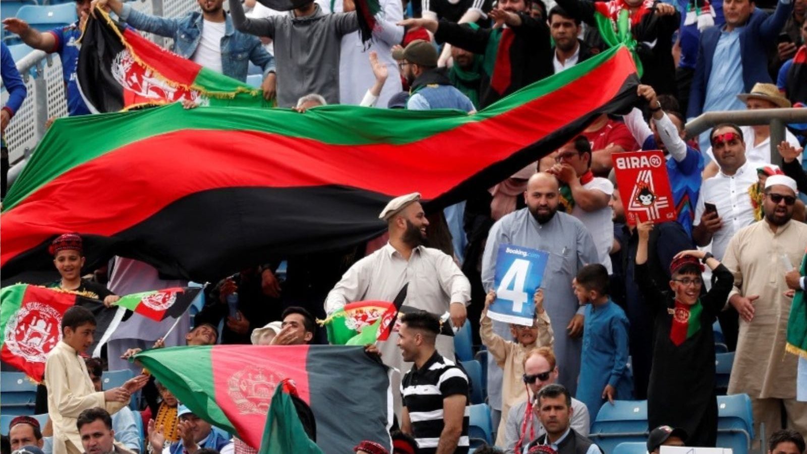 பாகிஸ்தான் தோல்வியை ஆட்டம் பாட்டம் என்று கொண்டாடிய ஆப்கான் ரசிகர்கள்