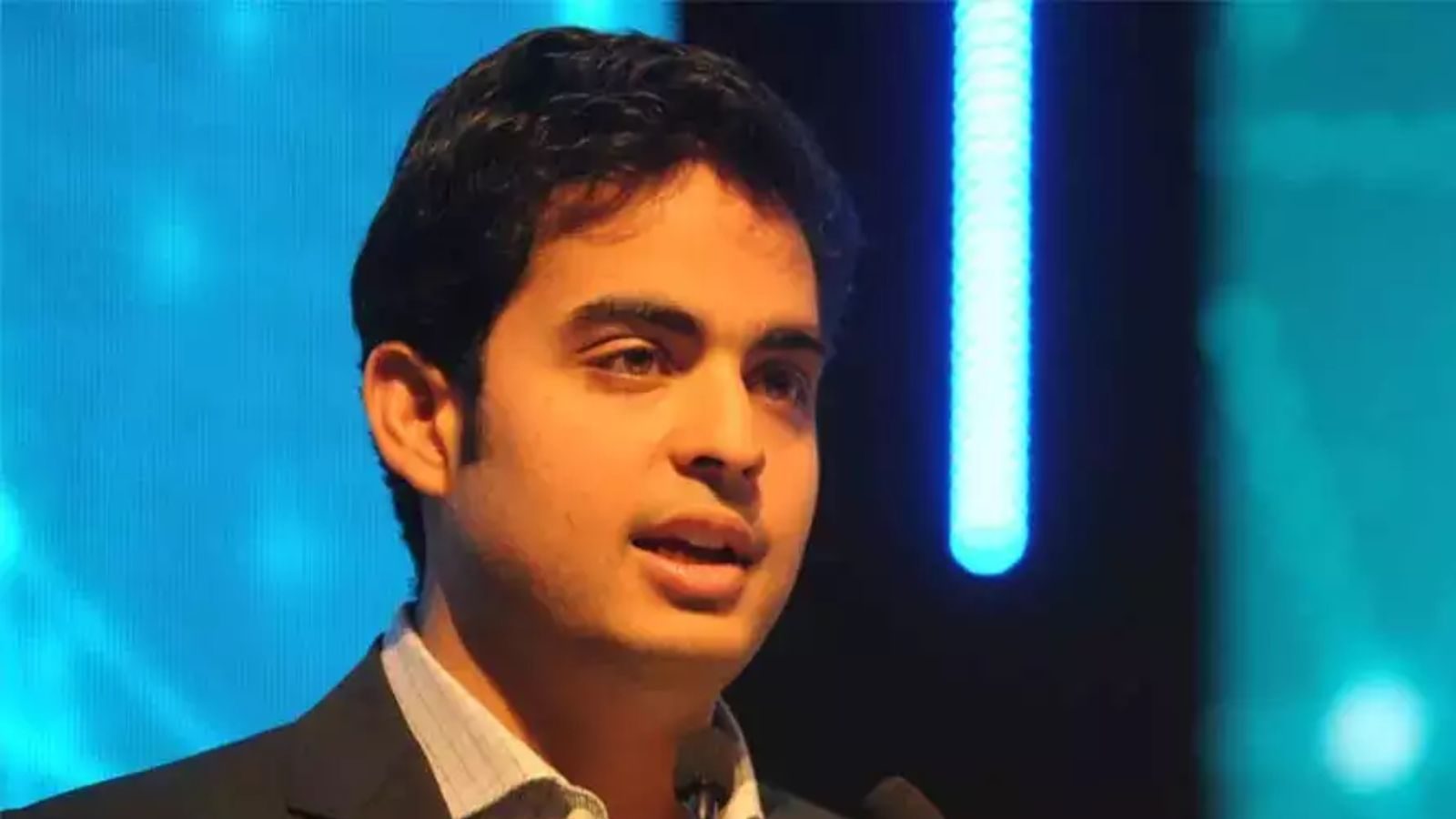 டைம்ஸ் இதழின் உலகின் டாப் 100 வளர்ந்து வரும் நட்சத்திரங்களின் பட்டியலில் ஆகாஷ் அம்பானி!