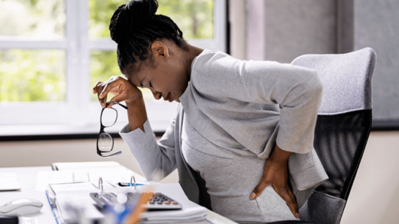 நாள்பட்ட முதுகு வலியால் அவதிப்படுகிறீர்களா..? காரணங்களும்... தீர்வுகளும்...