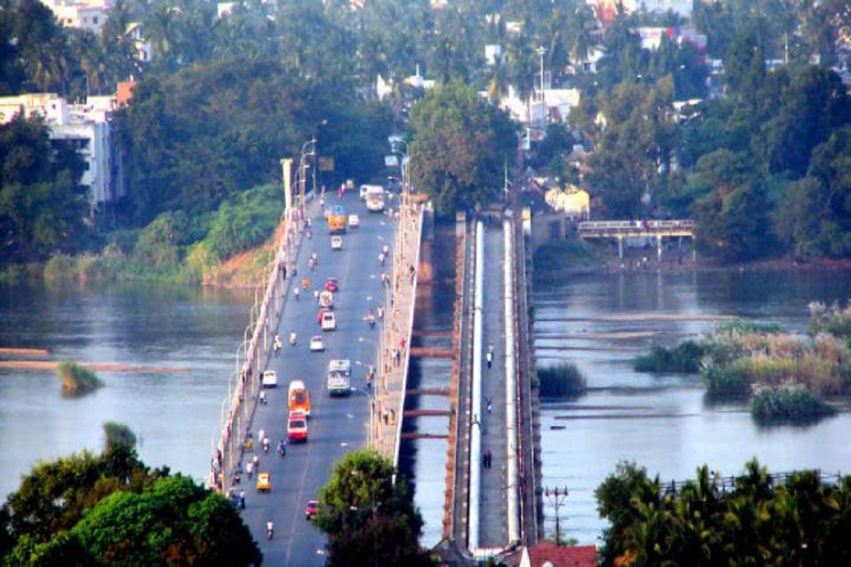   சிந்தாமணியையும் ஸ்ரீரங்கம் மாம்பழச்சாலையையும் இணைக்கும் வகையில் காவிரி ஆற்றின் குறுக்கே கட்டப்பட்டுள்ள பாலம் மாநகரின் பிரதான போக்குவரத்தில் முக்கியத்துவம் பெற்றுள்ளது. இந்தப் பாலம் கடந்த சில ஆண்டுகளுக்கு முன்பு தற்காலிகமாக சீரமைக்கப்பட்டது. ஆனாலும், பாலத்தில் வாகனங்கள் செல்ல முடியாத அளவுக்கு மீண்டும் பாலம் பழுதடைந்தது.