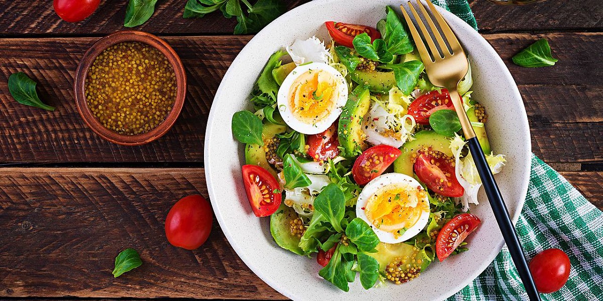 லீஃபி எக் சாலட் (leafy egg salad): ராக்கெட் இலைகள் எனப்படும் கார முட்டை கோஸ் கீரை, சிறிதளவு பசலை கீரை, நறுக்கிய லெட்டூஸ் கீரை இவற்றை தேவையான அளவு எடுத்து நன்கு அலசி கொள்ளவும். வேக வைத்த முட்டையை பாதியாக கட் செய்து கொண்டு அதை சாலட்டின் மேல் வைக்கவும். பின் அதன் மேல் செர்ரி தக்காளியை வைக்கவும். இந்த கலவையோடு சுவைக்கு ஏற்ப உப்பு மற்றும் மிளகு சேர்த்து கொள்ளலாம். இந்த சாலட்டை மிகவும் சுவையாக மாற்ற, நீங்கள் சிறிது சீஸ் துருவலை சேர்க்கலாம்.