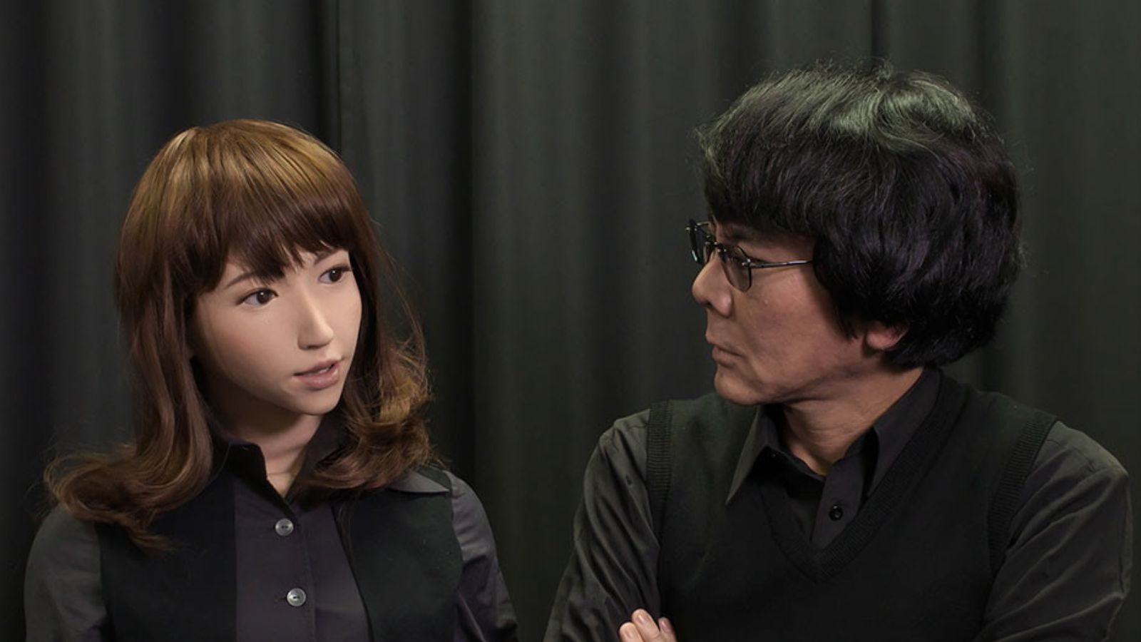 ஸ்மைல் ப்ளீஸ்.. மனிதர்களை போல் சிரித்து பேசும் எரிகா ரோபோ..!