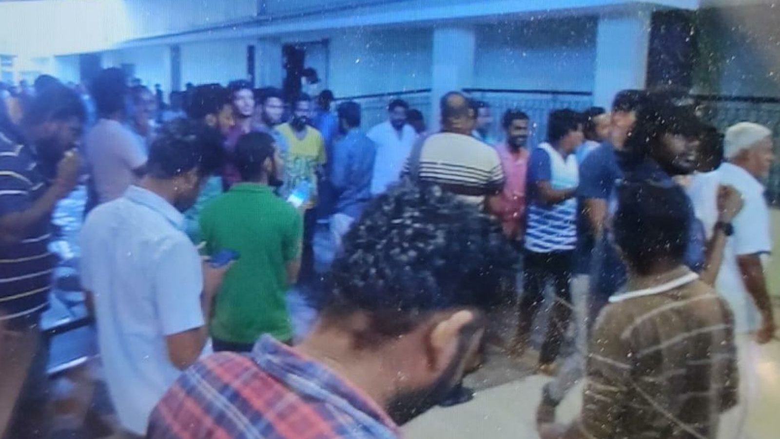 திருச்சியில் பொன்னியின் செல்வன் படத்தை கொண்டாடும் ரசிகர்கள்!