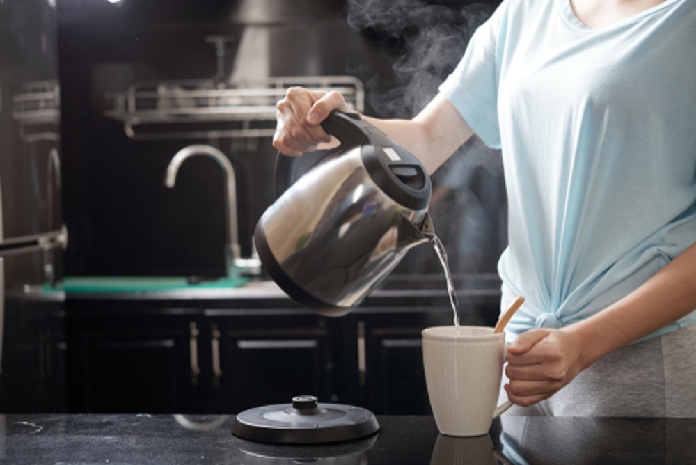  Hot Water Benefits : நம் உடல் ஆரோக்கியமாக இருக்க, தண்ணீர் குடிப்பது அவசியம். தினமும் போதுமான அளவு தண்ணீரை குடிப்பது மிகவும் முக்கியமான ஒன்று. நம் உடலின் மெட்டபாலிசம் மற்றும் ஆரோக்கியம் சீராக இருக்க 8 முதல் 10 கிளாஸ் தண்ணீர் தினசரி எடுத்து கொள்வது அவசியம். அன்றாடம் குடிக்கும் நீரில் வெந்நீர் இடம் பெறுவது தண்ணீர் குடிப்பதால் கிடைக்கும் நன்மைகளை மேலும் அதிகரிக்கும். பிரபல ஆயுர்வேத மருத்துவர் டாக்டர் நித்திகா, சோஷியல் மீடியாவான இன்ஸ்டாவில் தினசரி வெந்நீரை குடிப்பதால் கிடைக்கும் பல நன்மைகளை பற்றிய தகவல்களை ஷேர் செய்து உள்ளார்.