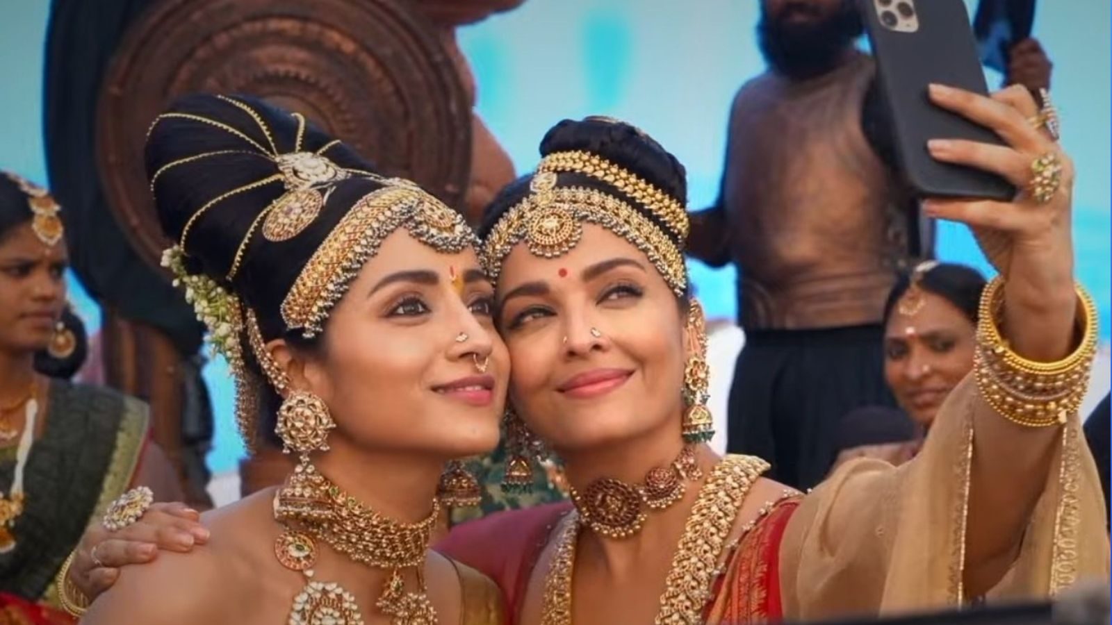 Ponniyin Selvan: பொன்னியின் செல்வன் ஐஸ்வர்யா ராய்-த்ரிஷா க்யூட் செல்ஃபி! Ponniyin Selvan: பொன்னியின் செல்வன் ஐஸ்வர்யா ராய்-த்ரிஷா க்யூட் செல்ஃபி!