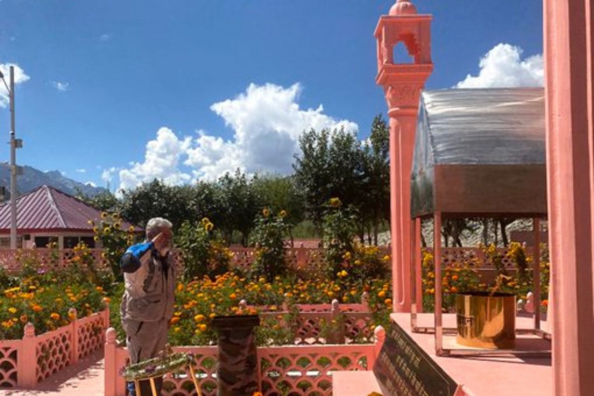 Ajith: கார்கில் போர் நினைவிடத்தில் மரியாதை செலுத்திய அஜித் – வைரலாகும் படம்!