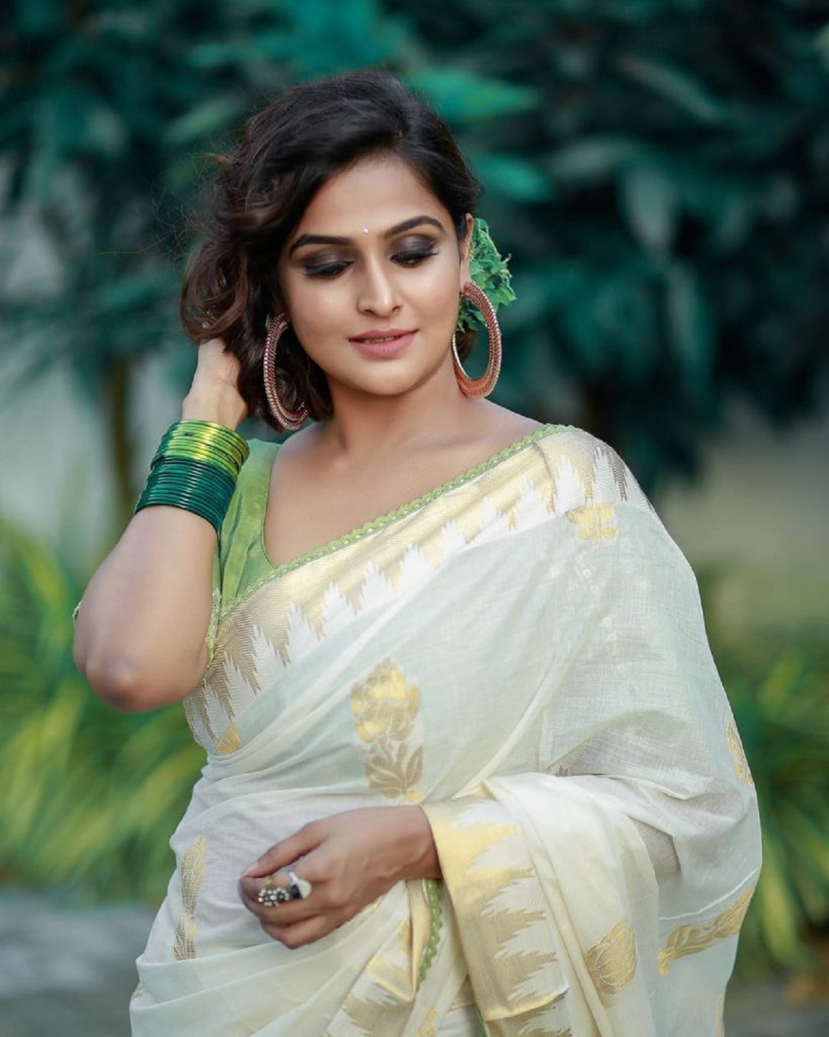  கேரள காட்டன் கசவு புடவைகள் : விசேஷங்களுக்காக பெண்கள் கட்டிக் கொள்ளும் பெரும்பாலான கசவு புடவைகள் பட்டு புடவைகள் தான். அவற்றை கவனமாக பராமரிக்கவும் வேண்டும். ஆனால் பாரம்பரிய பண்டிகைகளுக்கு எப்பொழுதுமே பட்டு தான் உடுத்திக் கொள்ள வேண்டுமா என்ன? வசதியாகவும் நேர்த்தியாகவும் அழகை மேலும் மெருகூட்டவும், பருத்தியாலான கசவு சேலைகளை இந்த ஆண்டு கட்டிக் கொள்ளலாம்.