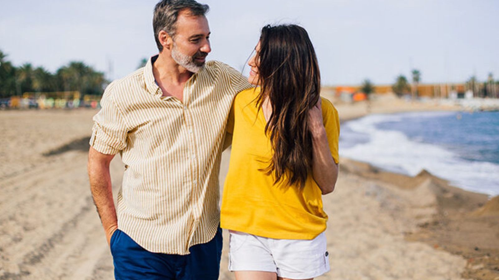 பெண்கள் ஏன் வயதான ஆண்கள் மீது காதல் கொள்கிறார்கள் தெரியுமா..?