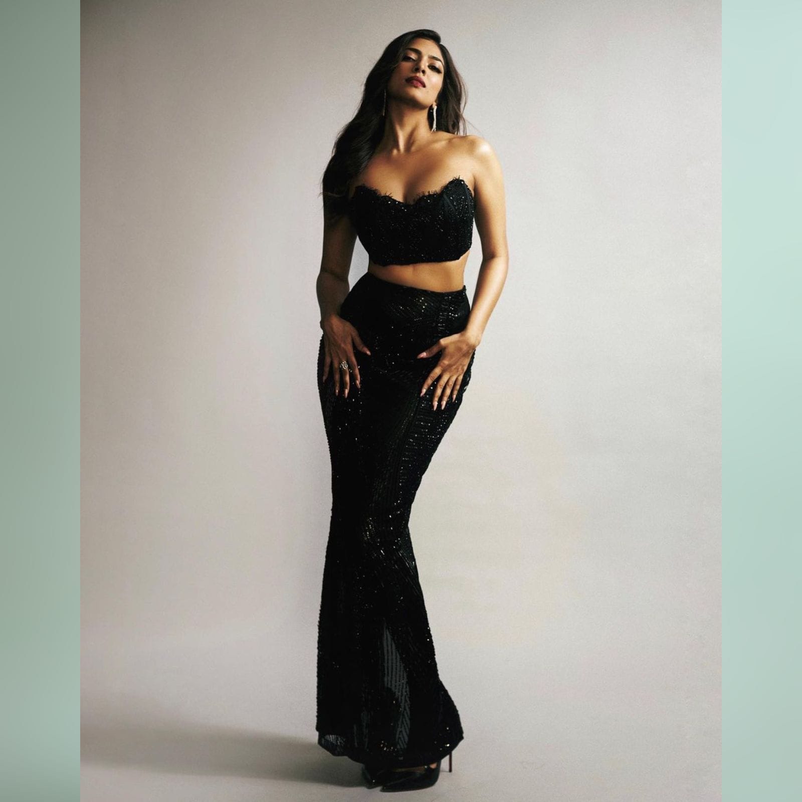 Malavika Mohanan Displays Hourglass Figure In Black Sequin Bralette And Skirt | இணையத்தில் வைரலாகும் நடிகை மாளவிகா மோகனனின் நியூ போட்டோஸ்! – News18 Tamil