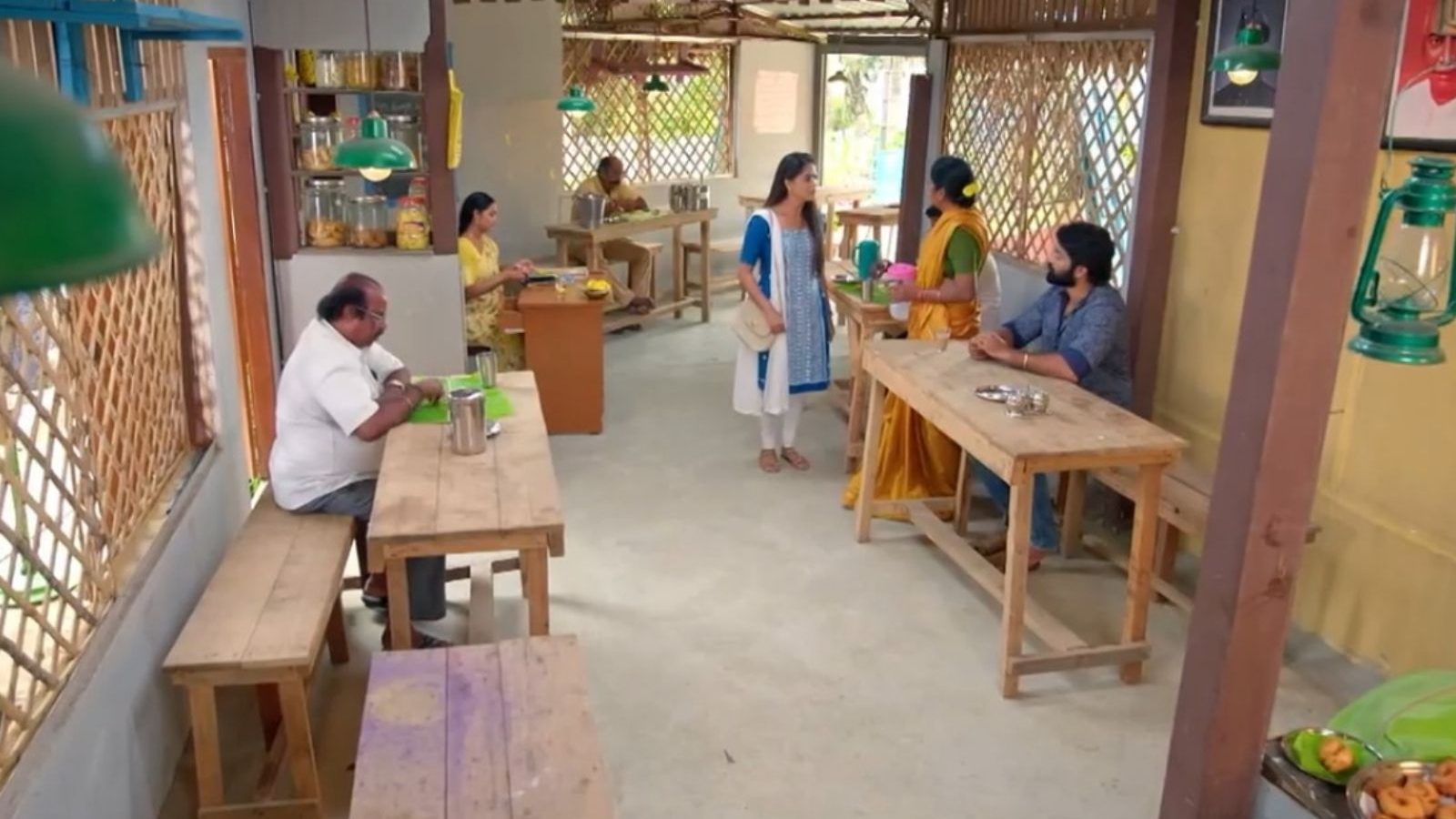 மீனாட்சிக்கு உதவ வந்த வெற்றி - மீனாட்சி பொண்ணுங்க சீரியல் அப்டேட்!