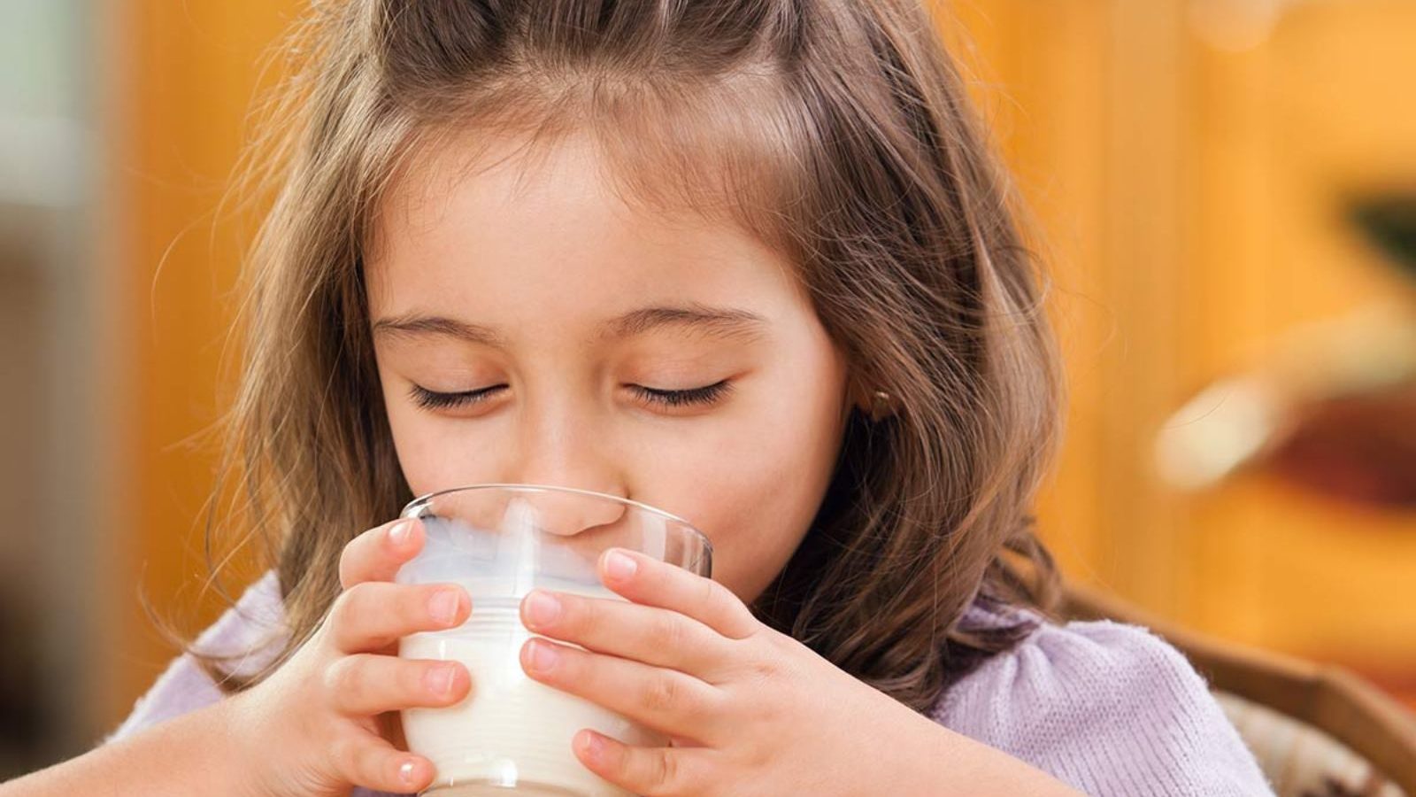இரவு தூங்கும் முன் குழந்தைகளுக்கு பால் கொடுப்பது நல்லதல்ல... ஏன் தெரியுமா..?