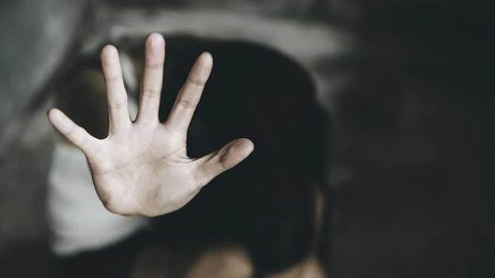 பெற்ற மகளையே மிரட்டி பாலியல் வன்கொடுமை செய்த கொடூர தந்தை - அதிர்ச்சி சம்பவம்