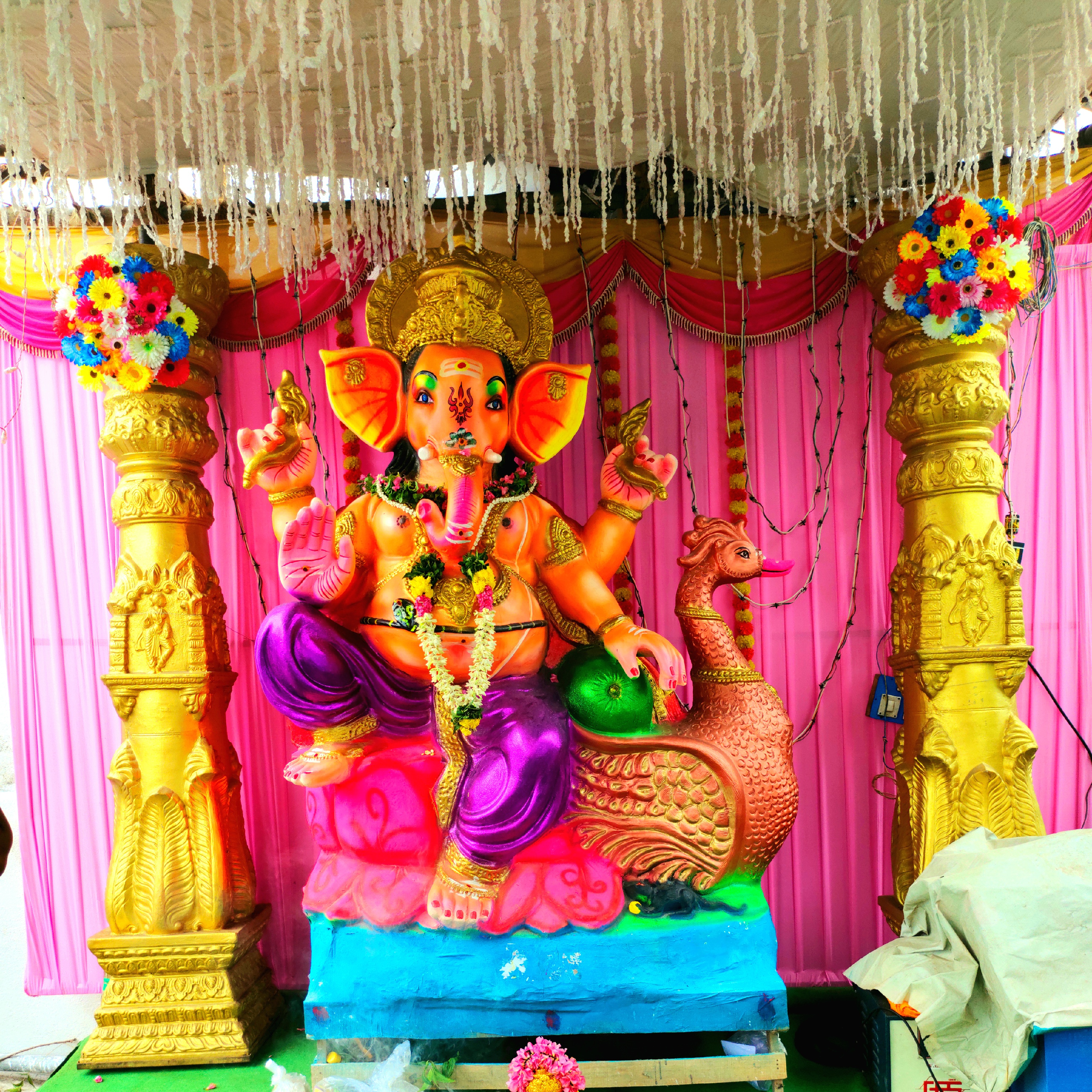  நாமக்கல் மாவட்டத்தில் விநாயகர் சதுர்த்தி விழா வெகு விமரிசையாக கொண்டாடப்பட்டது. முன்னதாக விநாயகர் கோயில்களில் சிறப்பு அபிஷேகம் மற்றும் ஆராதனைகள் செய்து பக்தர்கள் வழிபாடுகள் நடத்தினர். 