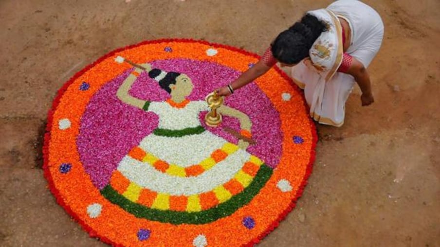  குத்துவிளக்கு ஏற்றுதல்,[object Object],இந்த ஆண்டு ஓணம் பண்டிகை ஆகஸ்ட் 30ஆம் தேதி தொடன்கியது. செப்டம்பர் 8ஆம் தேதி வியாழக்கிழமை நிறைவு பெறுகிறது. விழாவை சிறப்பிக்கும் விதமாக குத்துவிளக்கு ஏற்றப்படுகிறது. ஓணம் பண்டிகை காலத்தில் கேரளாவில் பூக்களின் விற்பனை விறுவிறுப்பாக நடைபெறும்.