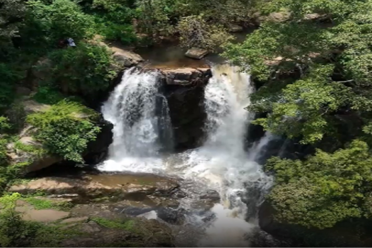  கடந்த சில‌ வார‌ங்க‌ளுக்கு முன்பாக‌ கீழ் மலைக்கிராம‌ப்பகுதிகளில் பெய்து வ‌ந்த‌ சார‌ல் ம‌ழையால் புல்லாவெளி நீர்வீழ்ச்சியில் த‌ற்போது வரை தண்ணீர் சீராக‌ கொட்டுவ‌துட‌ன் ப‌ள்ள‌த்தாக்கிற்குள் விழுந்து வ‌ருகின்ற‌து.