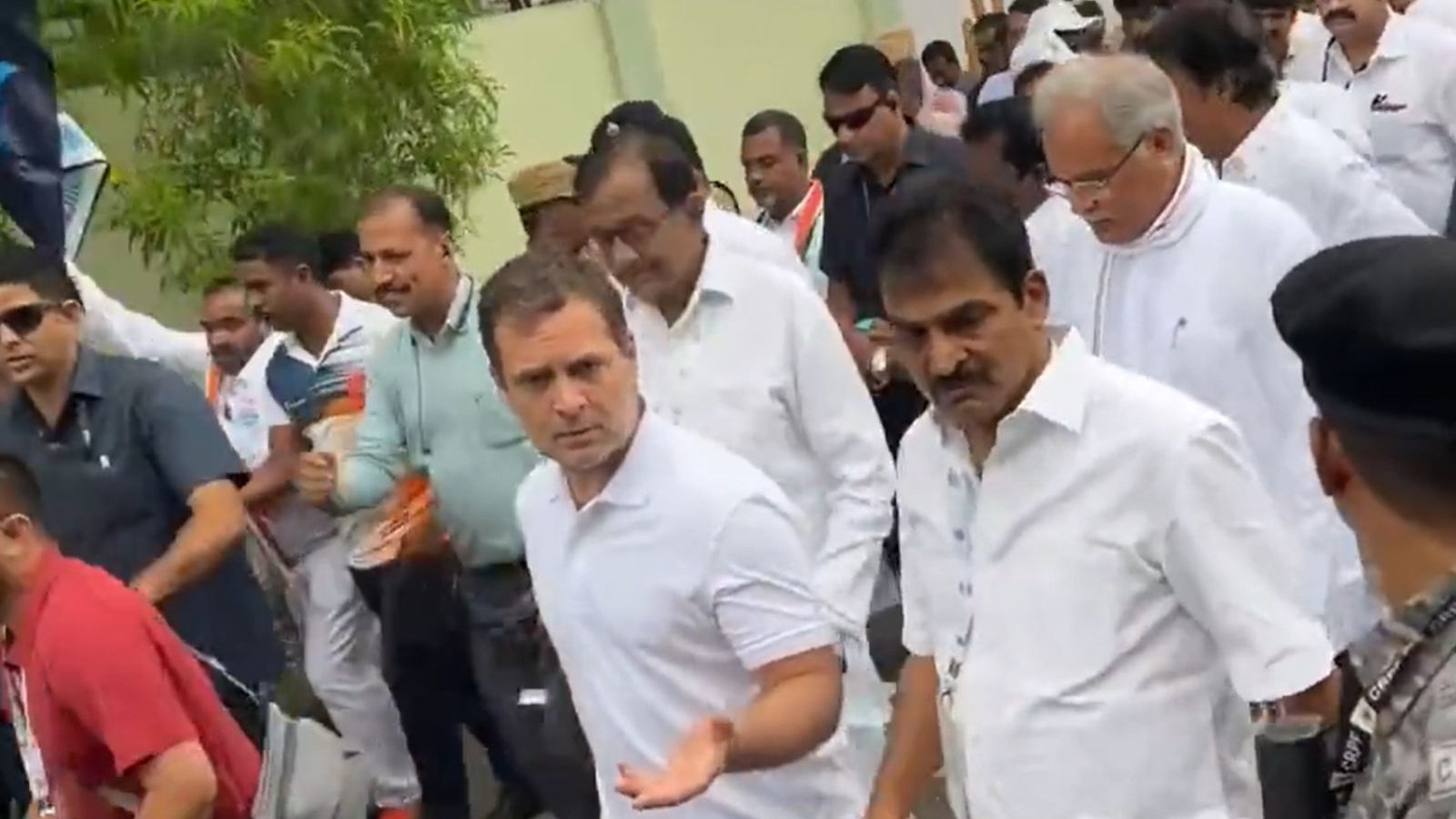 ராகுல் காந்தி 2வது நாளாக பாத யாத்திரை: மாணவி அனிதாவின் குடும்பத்தினர் பங்கேற்பு