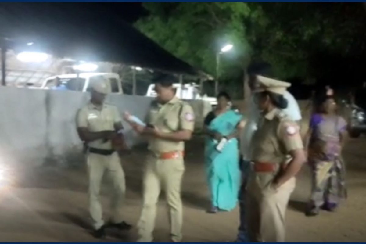 பள்ளி கழிவறையில் மாணவி தூக்கிட்டு தற்கொலை