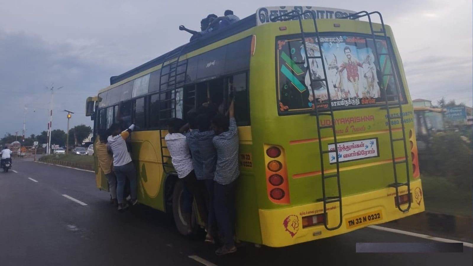 கள்ளக்குறிச்சி அருகே ஆபத்தை உணராமல் பேருந்தில் தொங்கியபடியும் கூரையில் அமர்ந்தும் மாணவர்கள் பயணம்