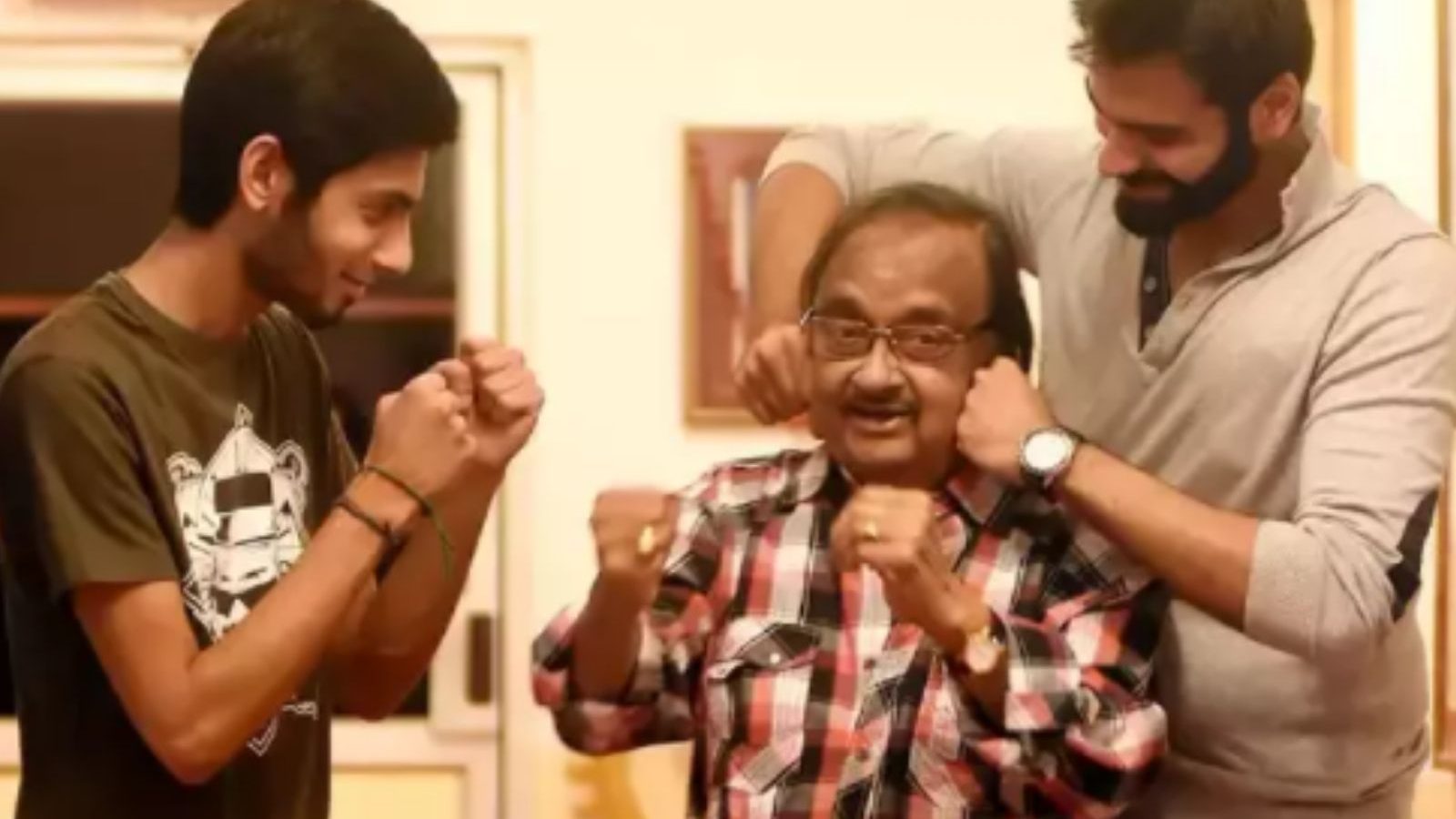 அனிருத்தின் தாத்தாவும்  பிரபல இசையமைப்பாளருமான எஸ்.வி.ரமணனன் காலமானார்... திரைபிரபலங்கள் இரங்கல்!!