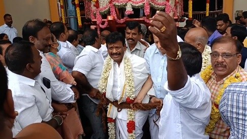 கருமாரியம்மன் கோவிலில் தேர் இழுத்த அமைச்சர் நாசர்…