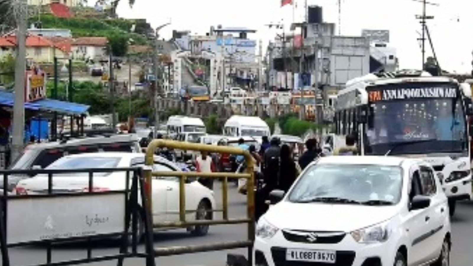 தொட‌ர் விடுமுறை.. கொடைக்கானலுக்கு படையெடுக்கும் சுற்றுலா பயணிகள் - 2கி.மீ-க்கு அணிவகுத்து நிற்கும் வாகனங்கள்