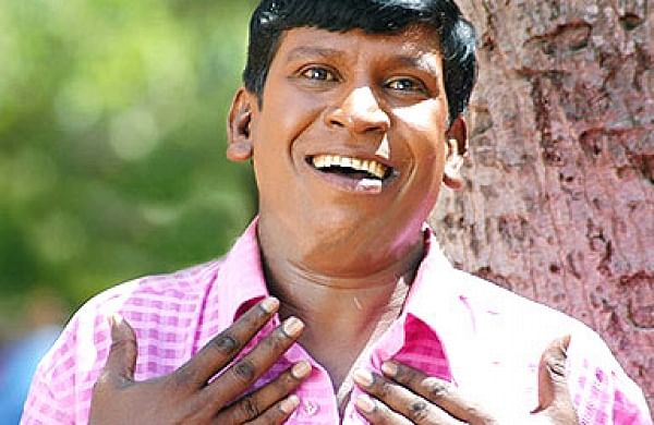  அந்தளவுக்கு தமிழ்நாட்டில் ஒவ்வொரு வீட்டு ரேஷன் கார்டில் மட்டும் தான் வடிவேலு பெயர் இல்லை. மற்றபடி, போகிற போக்கில் அன்றாடம் நமக்கே தெரியாமல் பல வடிவேலுவின் வசனங்களை நாம் உபயோகித்துக் கொண்டிருக்கிறோம். எவ்வளவு பெரிய இன்னல்கள் வந்தாலும், அவரின் பாணியில், “விட்றா விட்றா சூனா பானா” என எளிதாக கடந்துப் போக அவரது வசனங்கள் நமக்கு பேருதவி புரிகின்றன. சிலரின் நடிப்பு நம்மை ஆட்கொள்ளும், சிலரின் டயலாக் டெலிவரி நம்மை சிரிக்க வைக்கும். ஆனால் வடிவேலுவை பொறுத்தவரை அவர் நடிக்கவும் வேண்டாம், வசனமும் பேச வேண்டாம், ஸ்கிரீனில் வந்து நின்னாலே ரசிகர்கள் விழுந்து விழுந்து சிரிக்கும் அளவுக்கு மக்களை தன்வசப்படுத்தியிருக்கிறார். இன்றைய சூழலில், குடும்பம், அலுவலகம், தனிப்பட்ட பிரச்னைகள் என ஒரு நாளைக் கடப்பதே ஒரு யுகத்தைக் கடப்பது போல நாம் ஓடிக் கொண்டிருக்கையில், இரவு தூங்குவதற்கு முன்னால் 10 நிமிடமாவது தலைவனின் காமெடியை பார்த்து மனதை லேசாக்கிக் கொள்பவர்கள் தான் பெரும்பாலும். சிறியவர் முதல் பெரியவர் வரை வடிவேலுவை தெரியாதவர்களும், பிடிக்காதவர்களும் இருக்கவே முடியாது என்பது தான் யதார்த்தம். சீரியஸான பிரச்னைகள் வரை பொழுதுபோக்கு விஷயங்கள் வரை அனைத்திலும் மீம் டெம்ப்ளேட்டாக இடம்பெற்று நம்மை சிரிக்கவும், சிந்திக்கவும் வைக்கிறார். இப்படி வடிவேலுவைப் பற்றி சொல்லிக் கொண்டே போகலாம். இது ஒருபுறமிருக்க, அவர் மற்ற நடிகர்களுடன் இணைந்து திரையில் நிகழ்த்திய மாயாஜாலத்தில் சிலவற்றை இங்கே குறிப்பிடுகிறோம்.