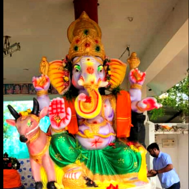  இதற்காக விநாயகர் சதுர்த்தி அன்று காலை முதலே விநாயகருக்கு, நல்லெண்ணை, திருமஞ்சள், பால், தயிர், நெய், பஞ்சாமிர்தம் கொண்டு அபிஷேகம் நடைபெற்று தொடர்ச்சியாக பூஜைகளும் நடைபெற்றது.