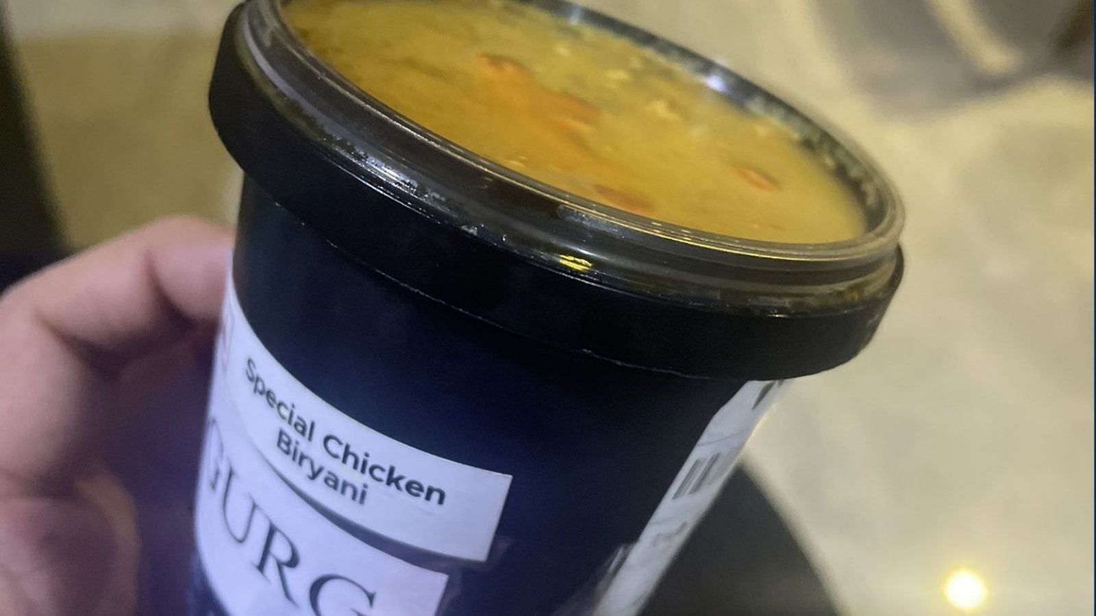 Zomato-வின் இன்டர்-சிட்டி சேவையை பயன்படுத்தி ஹைதராபாத் பிரியாணி ஆர்டர் செய்த நபர் - ஆனால் கிடைத்ததோ.!