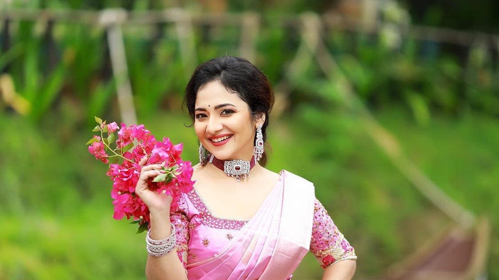 வீட்டிற்குள் பார் செட்டப்.. பிரமிக்க வைக்கும் சீரியல் நடிகையின் பிரம்மாண்ட வீடு!