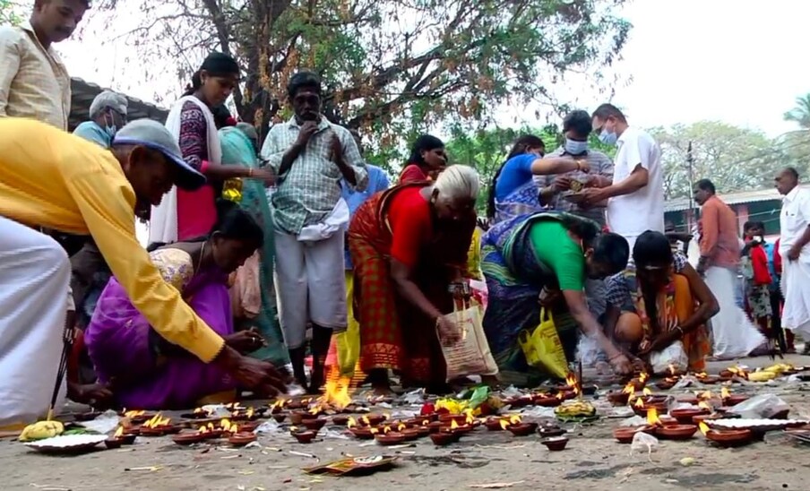 ,[object Object],[object Object],திருமண தோஷம் மற்றும் தடைகள் உள்ளவர்கள், முதல் நாள் இரவே இங்கு வந்து தங்கி, மறுநாள் சக்தி தீர்த்தத்தில் நீராடி, முருகப்பெருமானை வழிபட்டால் திருமணம் நடந்தேறும் என்பது நம்பிக்கை. ஆண்டு முழுக்க பக்தர்கள் இங்கு வந்து கூடி முடி இறக்குதல், காவடி எடுத்தல், பால் குடம் எடுத்தல், காது குத்தல், சஷ்டி விரதம் இருத்தல், ஆண்கள் அங்கபிரதட்சணம் செய்தல், பெண்கள் கும்பிடு தண்டமும், அடிப் பிரதட்சணமும் செய்வது என பல நேர்த்திக்கடன்கள் செய்கின்றனர்.