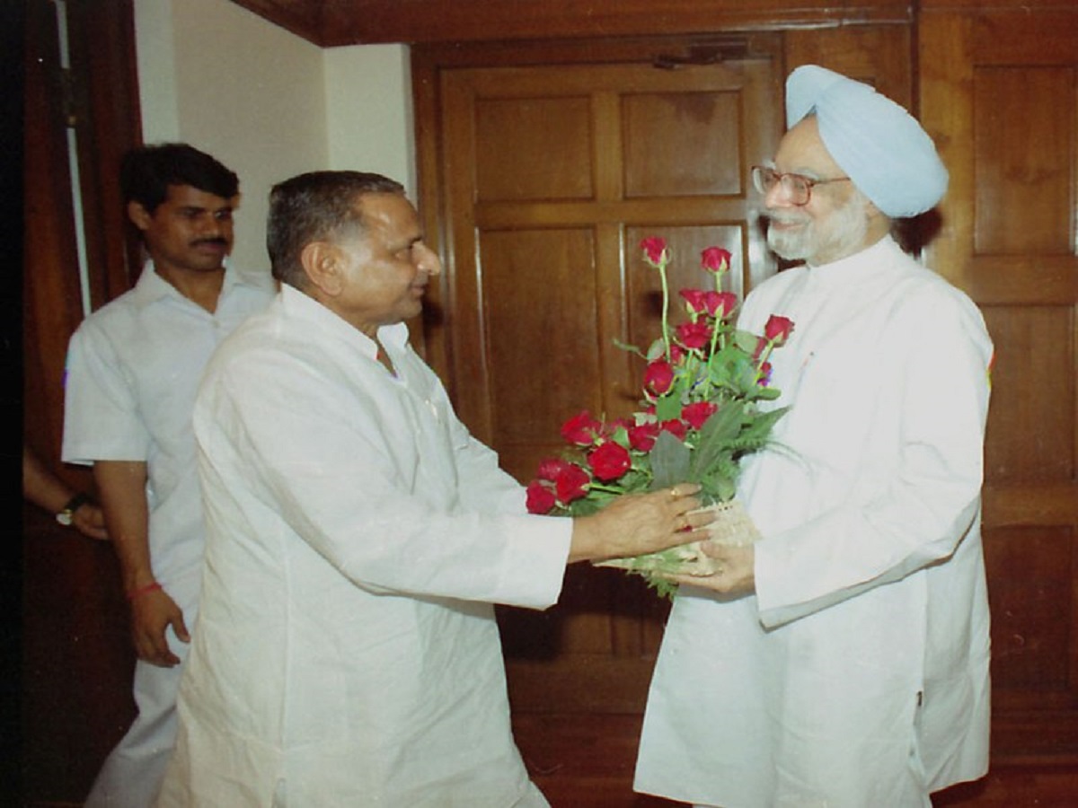 2008-ம் ஆண்டு அமெரிக்காவுடனான அணுசக்தி ஒப்பந்த விவகாரத்தில் அரசுக்கு அளித்து வந்த ஆதரவை இடதுசாரிகள் திரும்பப்பெற்றபோது, மன்மோகன் சிங் அரசுக்கு ஆதரவளித்து அரசை காப்பாற்றினார்