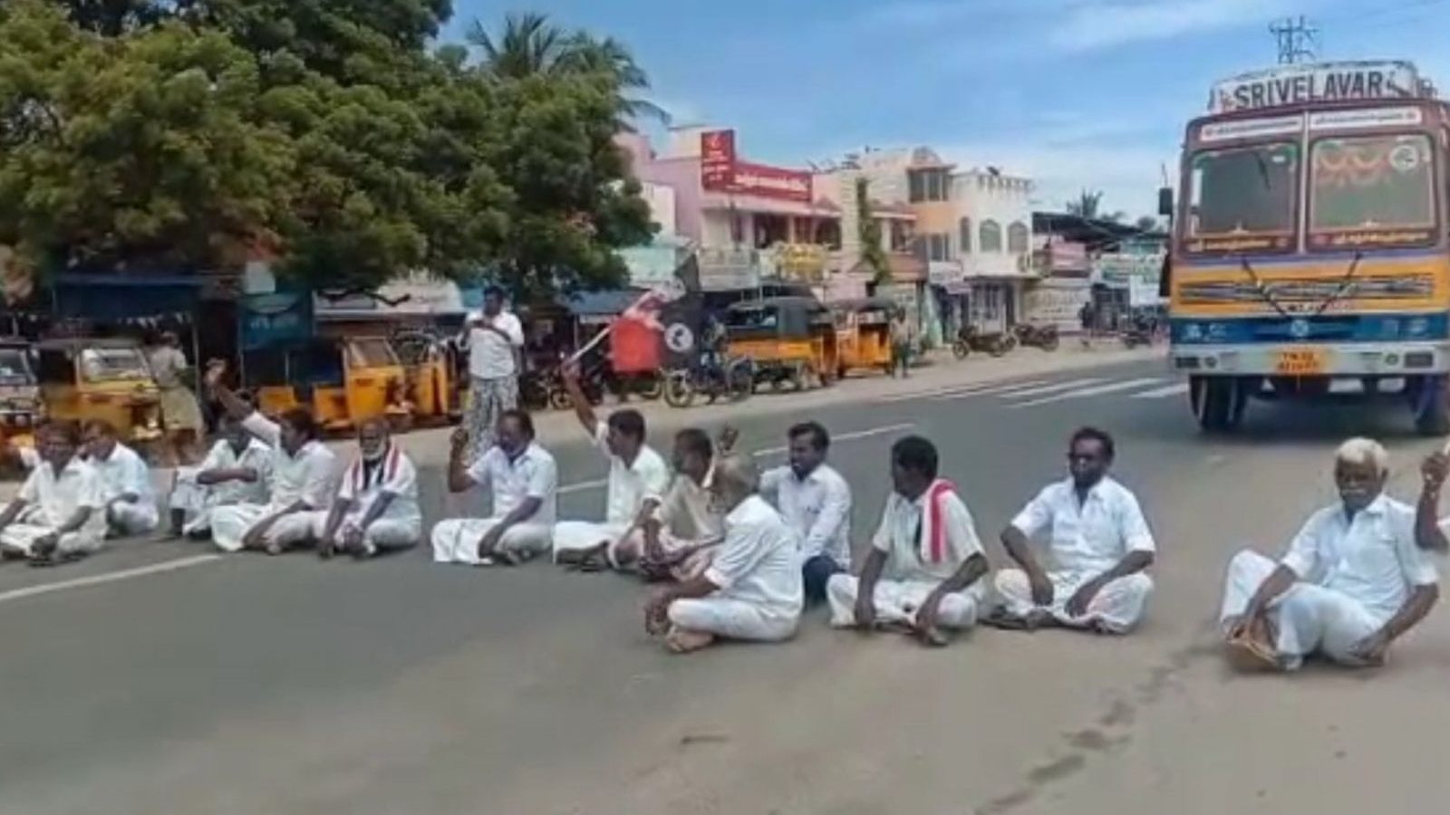 பாம்பனில் அதிமுகவினர் சாலைமறியல்.. தேசிய நெடுஞ்சாலையில் வரிசைகட்டி நின்ற வாகனங்கள்..