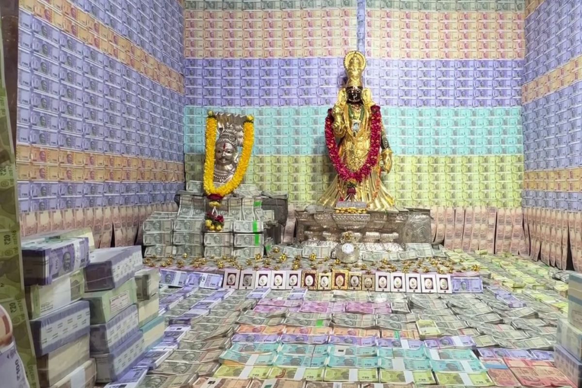 ரூ.8 கோடி ரொக்கப் பணத்தில் அம்மனுக்கு சுவர் அமைத்து அலங்காரம்..! ரூ.8 கோடி ரொக்கப் பணத்தில் அம்மனுக்கு சுவர் அமைத்து அலங்காரம்..!