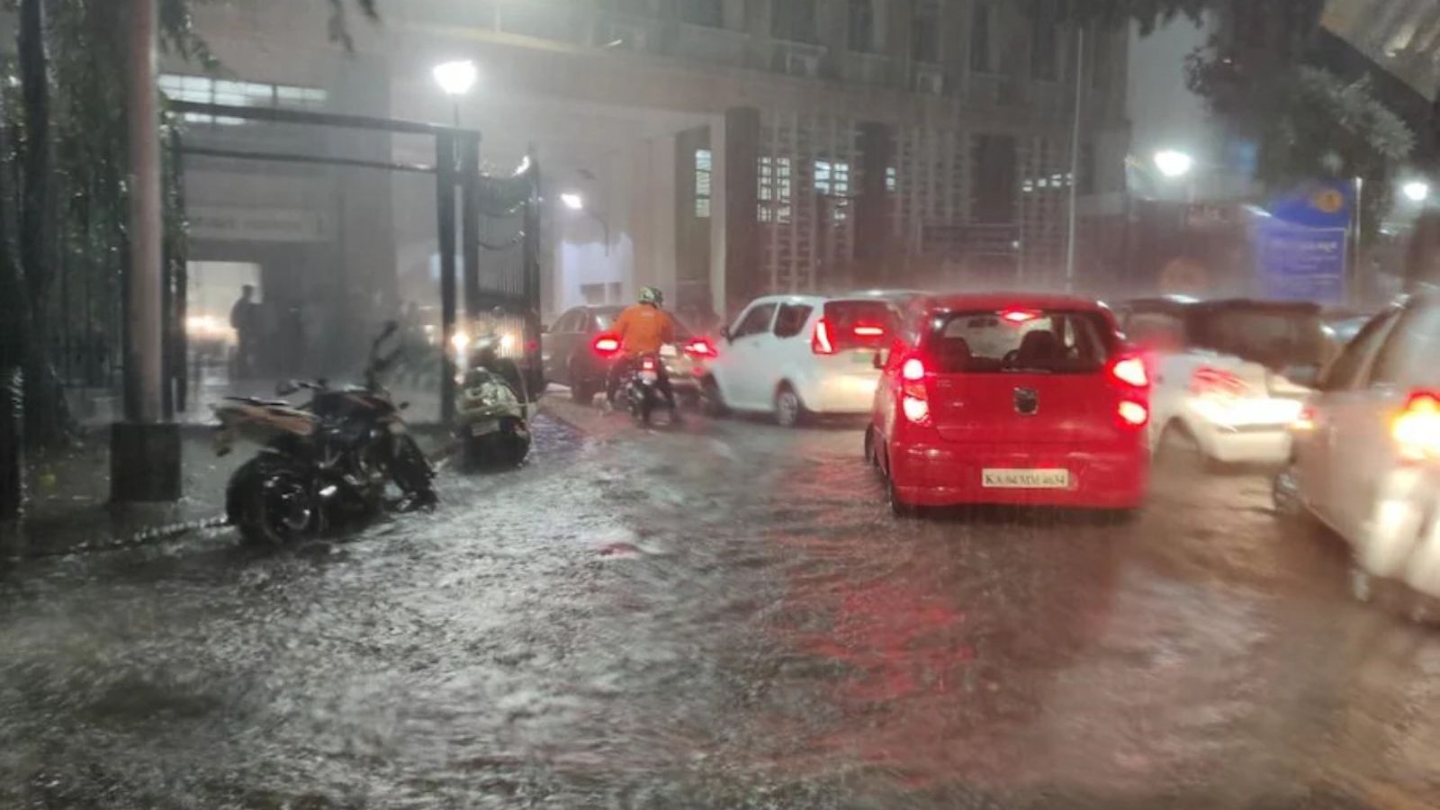 விடிய விடிய கொட்டித்தீர்த்த கனமழை.. தண்ணீரில் தத்தளிக்கும் பெங்களூரு