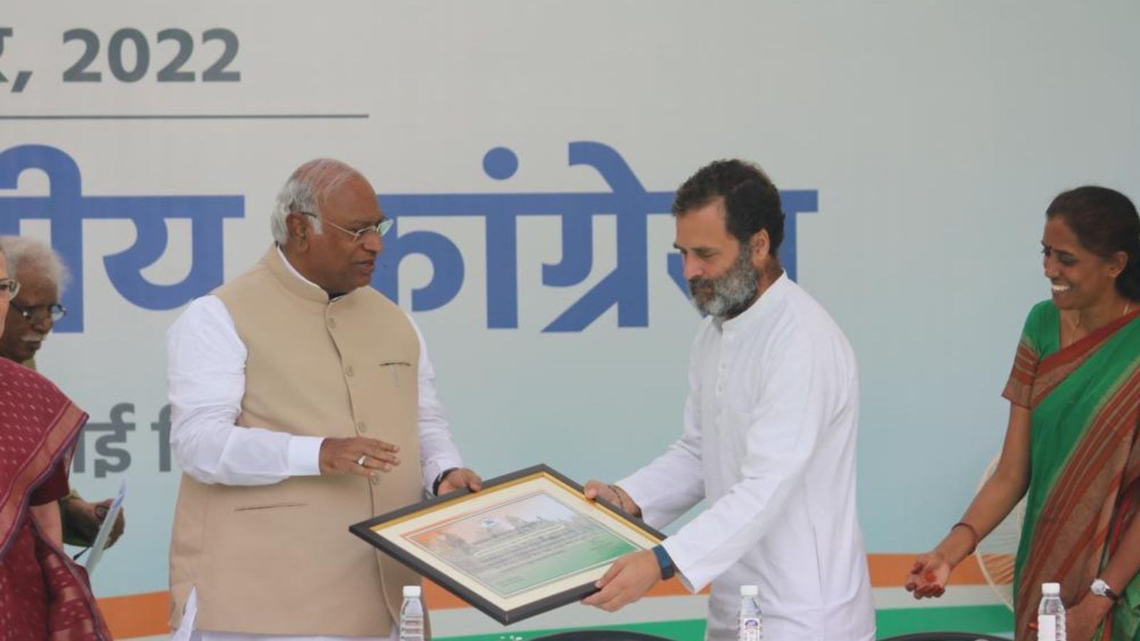 காங்கிரஸ் தலைவராக பொறுப்பேற்றார் மல்லிகார்ஜுன கார்கே - பொறுப்புகளை ஒப்படைத்தார் சோனியா காந்தி