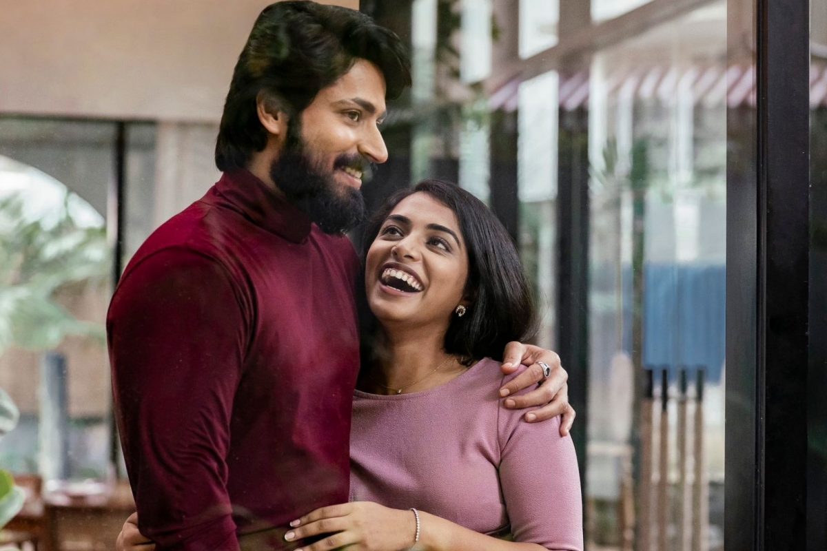நடிகர் ஹரீஷ் கல்யாண் தனது வருங்கால மனைவியுடன் 
