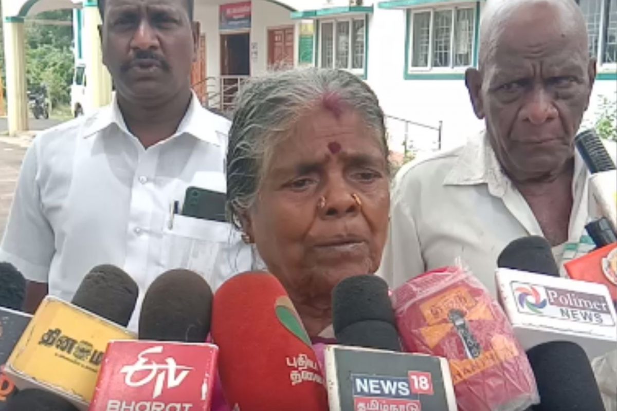 சொத்தை எழுதி வாங்கி கொண்டு பெற்றோரை அடித்து விரட்டிய மகன்