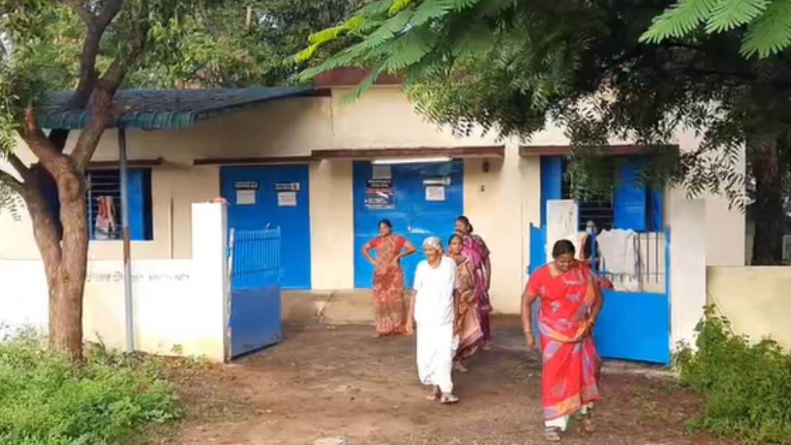 ஹாஸ்டலுக்கு செல்ல கட்டாயப்படுத்தியதால் தலையில் கல்லை போட்டு தாயை கொன்ற 9ம் வகுப்பு மாணவன்...