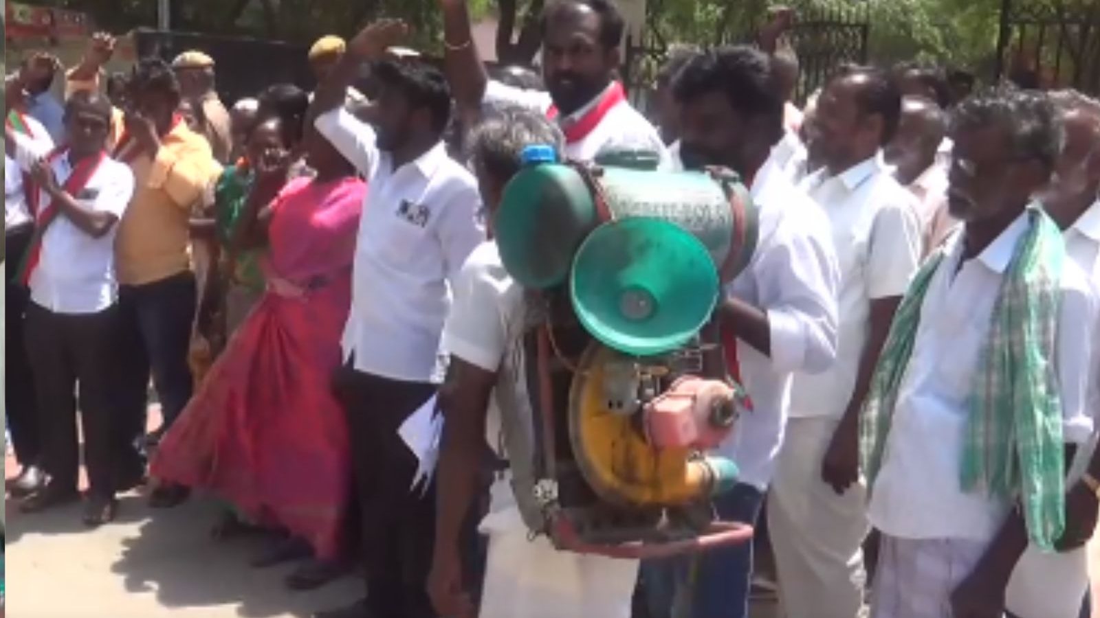 எங்கள் கஷ்டப்படுத்தாதீங்க.. விவசாய வேலைக்கு பாட்டில்ல பெட்ரோல் கொடுங்க - விவசாயிகள் கோரிக்கை