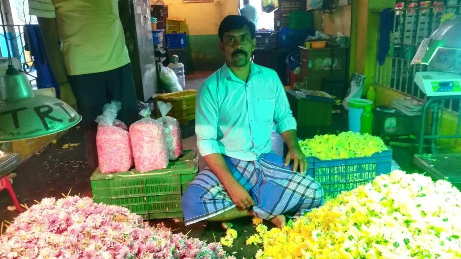 களைகட்டும் ஆயுத பூஜை.. செவ்வந்தி பூ விலை 10 மடங்காக அதிகரிப்பு..!