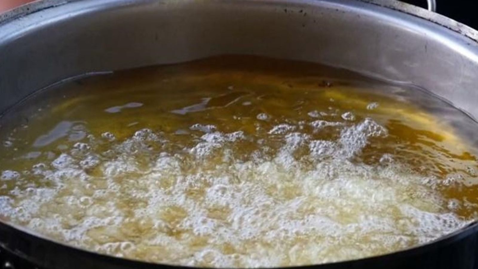 சாப்பாடு சரியில்லை என்று சண்டை... வாடிக்கையாளர் மீது கொதிக்கும் எண்ணெய்யை ஊற்றிய உரிமையாளர்