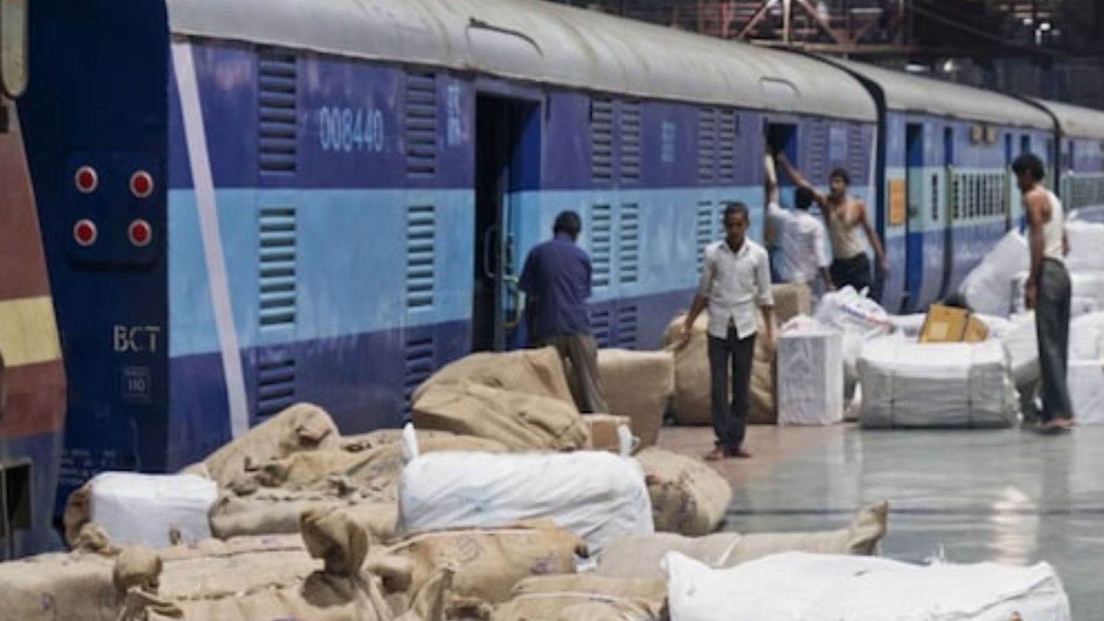 சரக்கு போக்குவரத்தில் புதிய சாதனை படைத்த இந்திய ரயில்வே