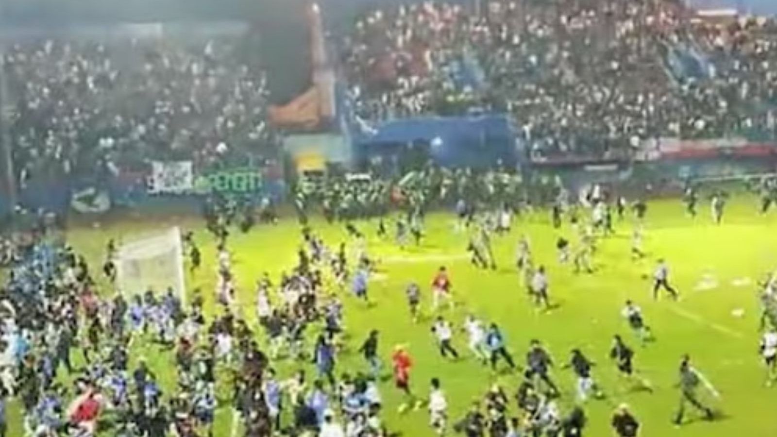 கால்பந்து போட்டியில் தோல்வி.. ரசிகர்கள் ஆத்திரத்தால் ஏற்பட்ட வன்முறையில் 127 பேர் உயிரிழப்பு!